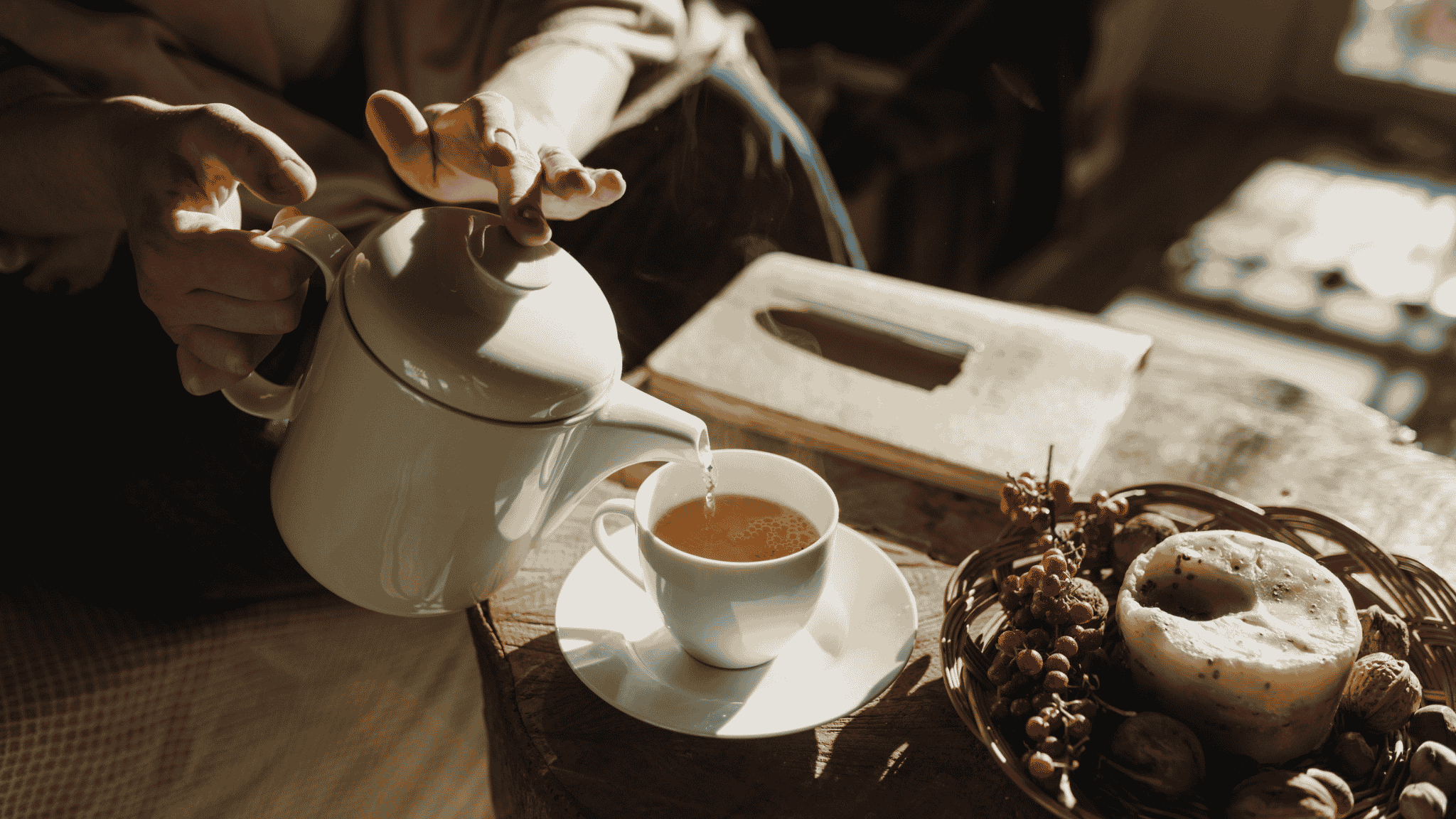 倒茶搭配茶點的情境，說明避免空腹喝濃茶可降低茶醉不適感
