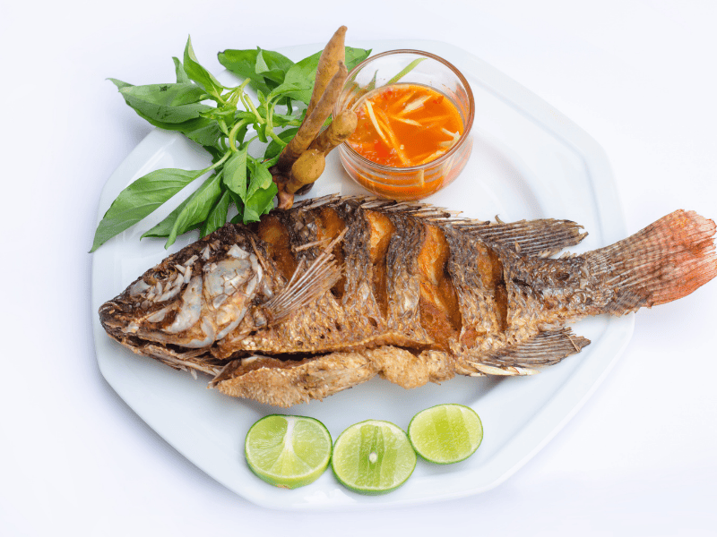 炸魚料理搭配醬料與檸檬的餐盤示意圖，說明不同魚類料理方式