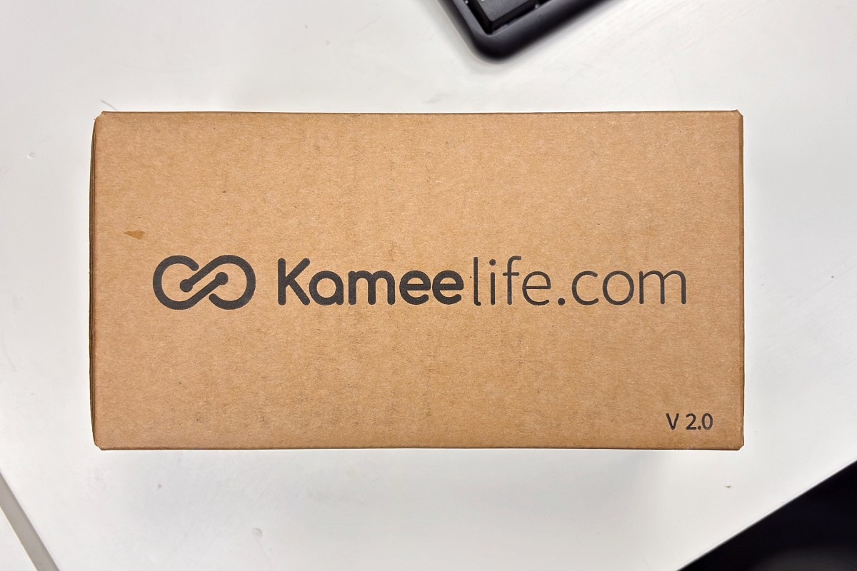 蘇摸摸收到 Kamee 咖米個人化營養包外盒，準備開箱使用