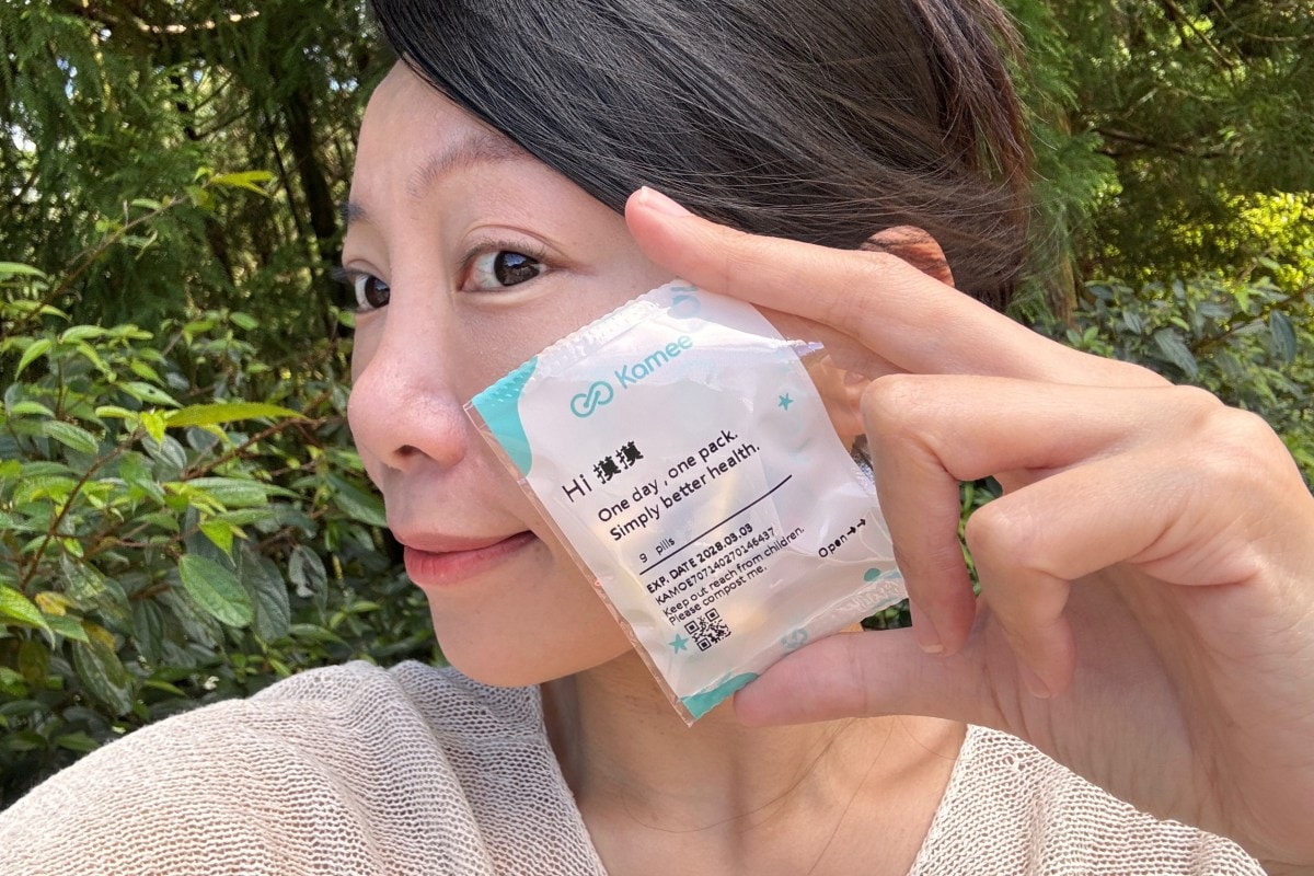 蘇摸摸手持印有暱稱的 Kamee 咖米每日營養包，分享個人化保健品體驗
