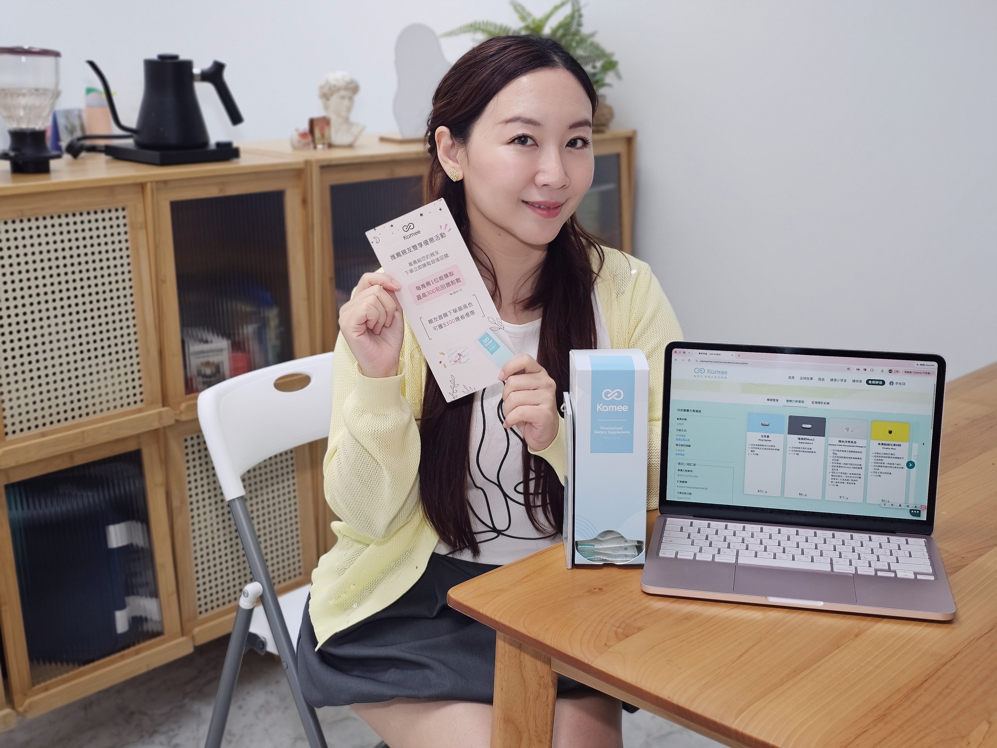 台北媽媽日常 Eva 展示 Kamee 咖米個人化營養包與 AI 健康評估結果​