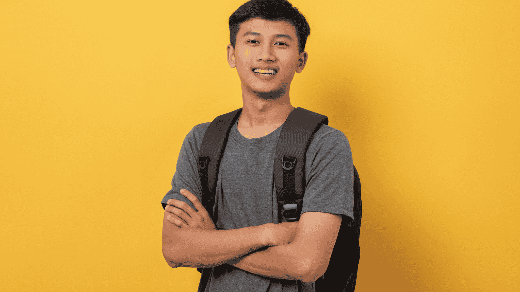 背著背包的年輕男性,代表20至29歲男性的外食、作息與運動營養需求