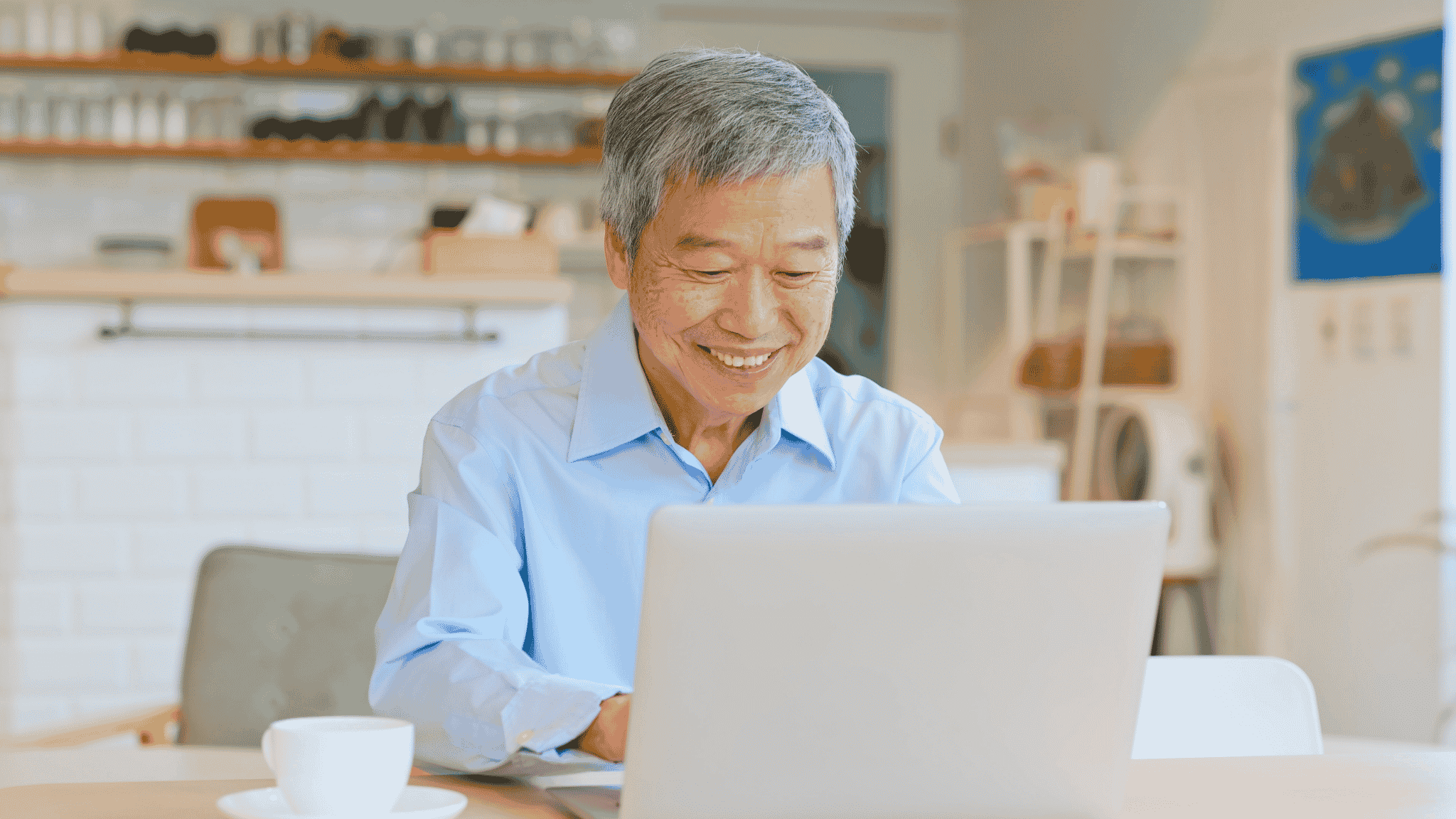 在家使用筆電的熟齡男性,代表50歲以上男性的骨骼、肌肉與整體營養需求