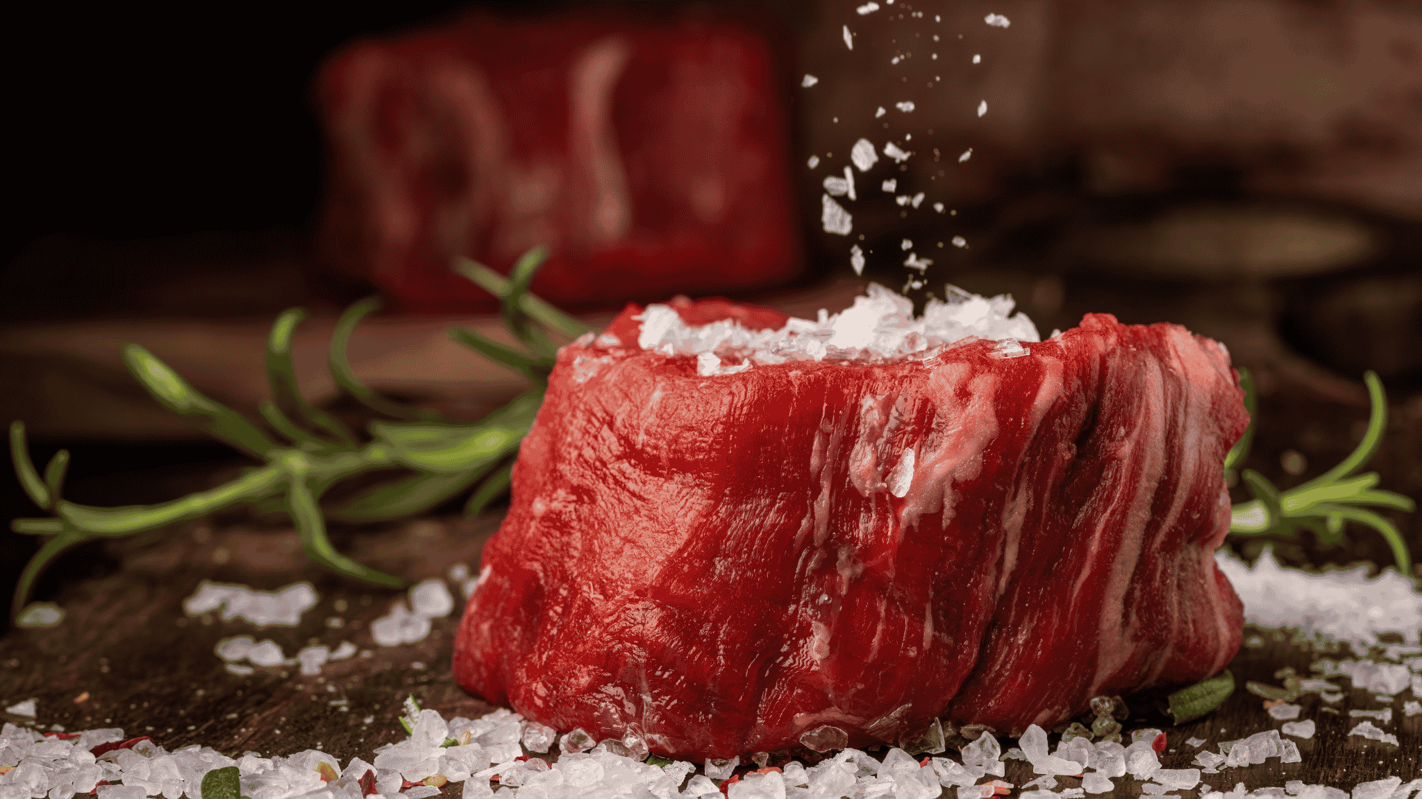 撒上海鹽與香草的生牛肉，常見原型紅肉食物示意圖