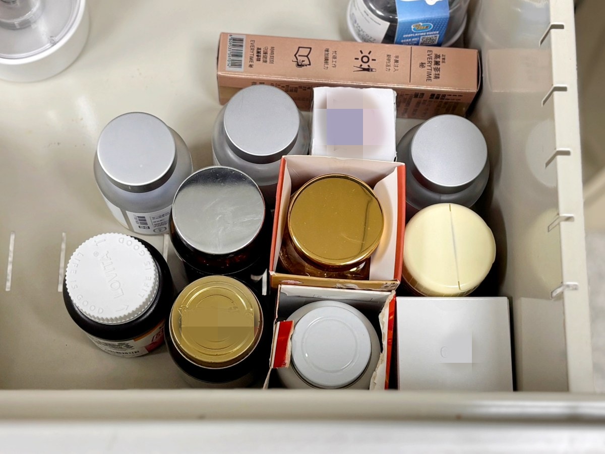 蘇摸摸家中收納多罐保健品，部分產品因忘記補充而未吃完