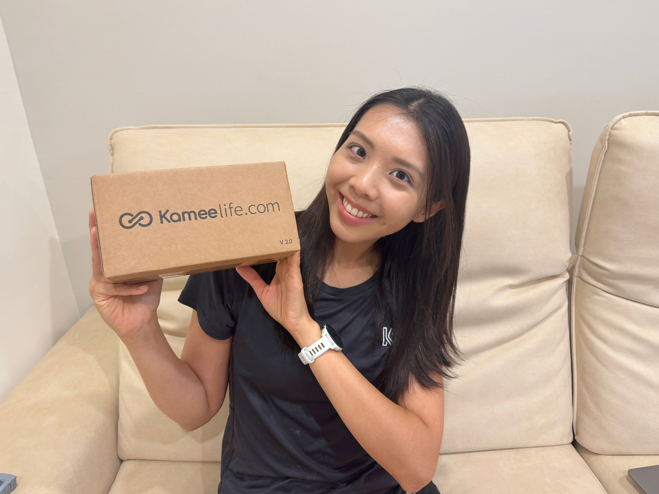 Yu 手拿 Kamee 咖米宅配外箱，分享個人化保健品訂閱體驗